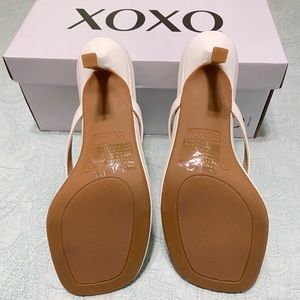 XOXO Womens White Sandals | Size 7M